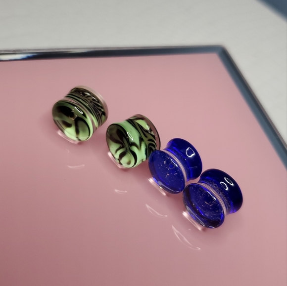 Set of Glass Plugs - Picture 8 of 14